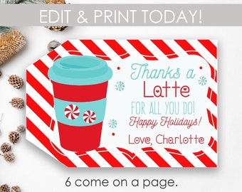 Può includere: Etichetta regalo a strisce rosse e bianche con una tazza di caffè di cartone animato e il testo "Thanks a Latte for all you do! Happy Holidays! Love, Charlotte".