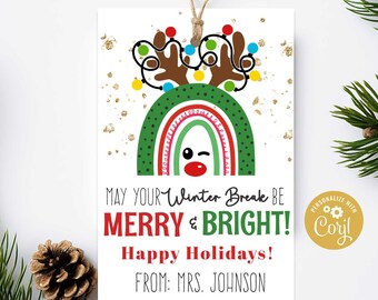 Könnte beinhalten: Ein Weihnachtsgeschenkanhänger mit einer Regenbogen-Rentier-Illustration. Der Anhänger trägt den Text "May your Winter Break be Merry & Bright! Happy Holidays! From: Mrs. Johnson" und einen goldenen Glitzer-Hintergrund.