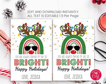 Könnte beinhalten: Zwei druckbare Weihnachtsgeschenkanhänger mit einem Regenbogen mit einem Rentiergesicht, Sonnenbrille und einer Lichterkette. Der Text lautet "You are always making my day so BRIGHT! Happy Holidays! Love, Jessica".