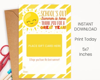 Pode incluir: Um cartão-presente amarelo e branco com um sol sorridente e o texto "SCHOOL'S OUT Summer is here THANK YOU FOR A GREAT YEAR!". O cartão tem espaço para um cartão-presente e mede 12,7 x 17,8 cm.