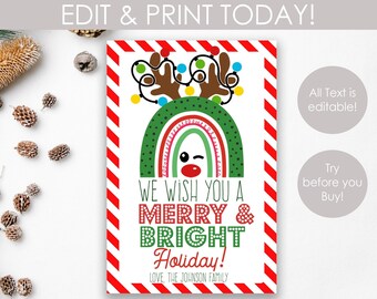 Könnte beinhalten: Druckbare Weihnachtskarte mit einem Regenbogen mit einem Rentiergesicht und Geweih. Die Karte sagt "We wish you a Merry & Bright Holiday!" und "Love, The Johnson Family".