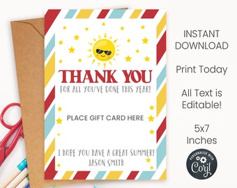Pode incluir: Um cartão-presente colorido de 12,7 x 17,8 cm com tema de verão. O cartão apresenta um sol amarelo usando óculos de sol, as palavras "THANK YOU" e o texto "FOR ALL YOU'VE DONE THIS YEAR!". Inclui o texto "PLACE GIFT CARD HERE" e um nome.