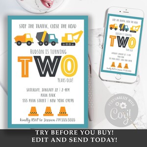 Könnte beinhalten: Eine blaue und gelbe Bau-Geburtstagseinladung für ein Kind, das zwei Jahre alt wird. Die Einladung zeigt ein Cartoon-Bild von Baufahrzeugen und den Text "Stop the traffic, close the road. Hudson is turning two years old!" Die Einladung enthält das Datum, die Uhrzeit und den Ort der Party.