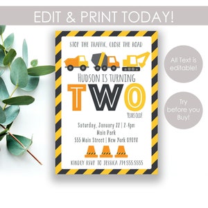 Puede incluir: Invitación a una fiesta de cumpleaños con temática de construcción con rayas amarillas y negras. La invitación dice "Stop the traffic, close the road" y "¡Hudson cumple dos años!" La invitación incluye una fecha, hora y lugar para la fiesta.