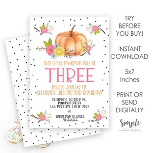 Peut inclure: Une invitation imprimable de 12,7 x 17,8 cm pour le troisième anniversaire d'un enfant. L'invitation représente une citrouille avec des fleurs et le texte "Our little pumpkin will be three. Please join us to celebrate Jillian's 3rd birthday!" L'invitation est décorée d'un fond blanc avec des pois noirs.