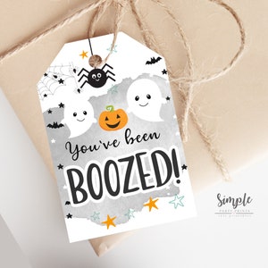 Könnte beinhalten: Ein weißes Etikett mit grauem Aquarellhintergrund, einer schwarzen Spinne, zwei weißen Geistern und einem orangefarbenen Kürbis. Das Etikett lautet "You've been BOO-ZED!" mit schwarzem Text.
