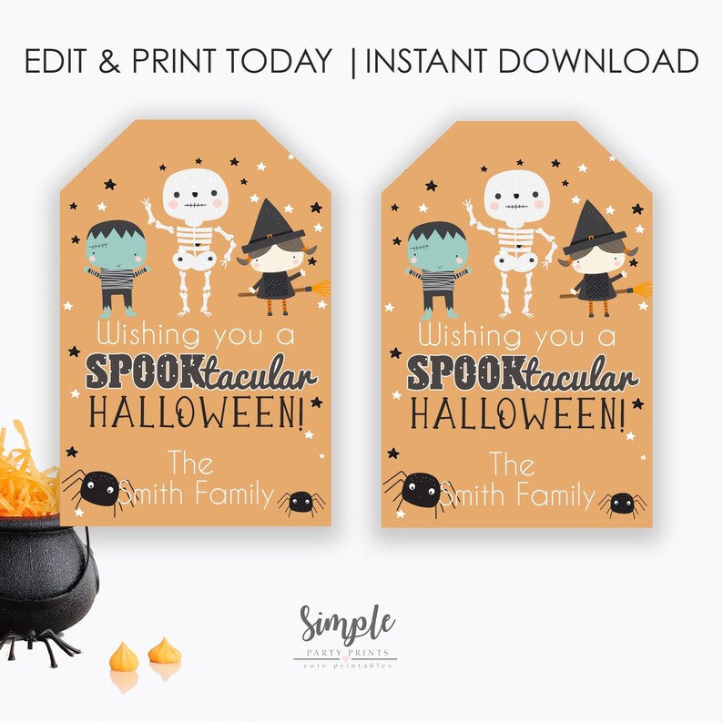Pu&ograve; includere: Due etichette regalo di Halloween arancioni e nere con uno scheletro, una strega e un mostro. Le etichette dicono "Wishing you a SPOOKtacular HALLOWEEN!" e "The Smith Family".