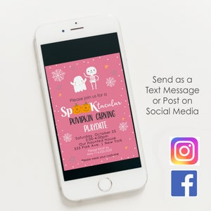 Puede incluir: Una invitaci&oacute;n digital rosa y blanca para una fiesta de tallado de calabazas. La invitaci&oacute;n presenta un fantasma y un esqueleto con el texto "Por favor, &uacute;nase a nosotros para una fiesta de tallado de calabazas Spooktacular" y los detalles del evento. La invitaci&oacute;n tambi&eacute;n incluye una nota para "Por favor, use su disfraz".
