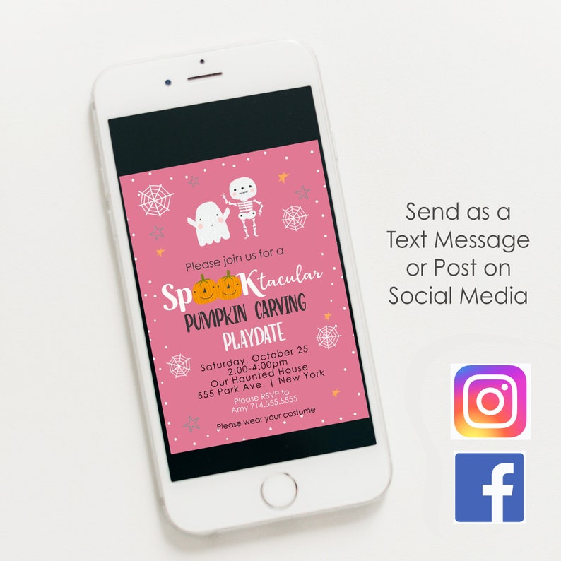 Puede incluir: Una invitaci&oacute;n digital rosa y blanca para una fiesta de tallado de calabazas. La invitaci&oacute;n presenta un fantasma y un esqueleto con el texto "Por favor, &uacute;nase a nosotros para una fiesta de tallado de calabazas Spooktacular" y los detalles del evento. La invitaci&oacute;n tambi&eacute;n incluye una nota para "Por favor, use su disfraz".