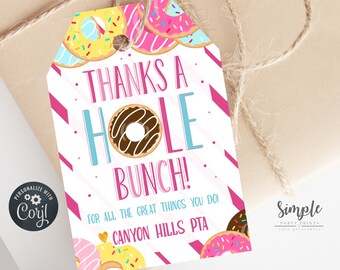 Könnte beinhalten: Ein weißer bedruckbarer Geschenkanhänger mit rosa und blauen Streifen. Der Anhänger zeigt eine Donut-Grafik und den Text "Thanks a Hole Bunch! For all the great things you do! Canyon Hills PTA".