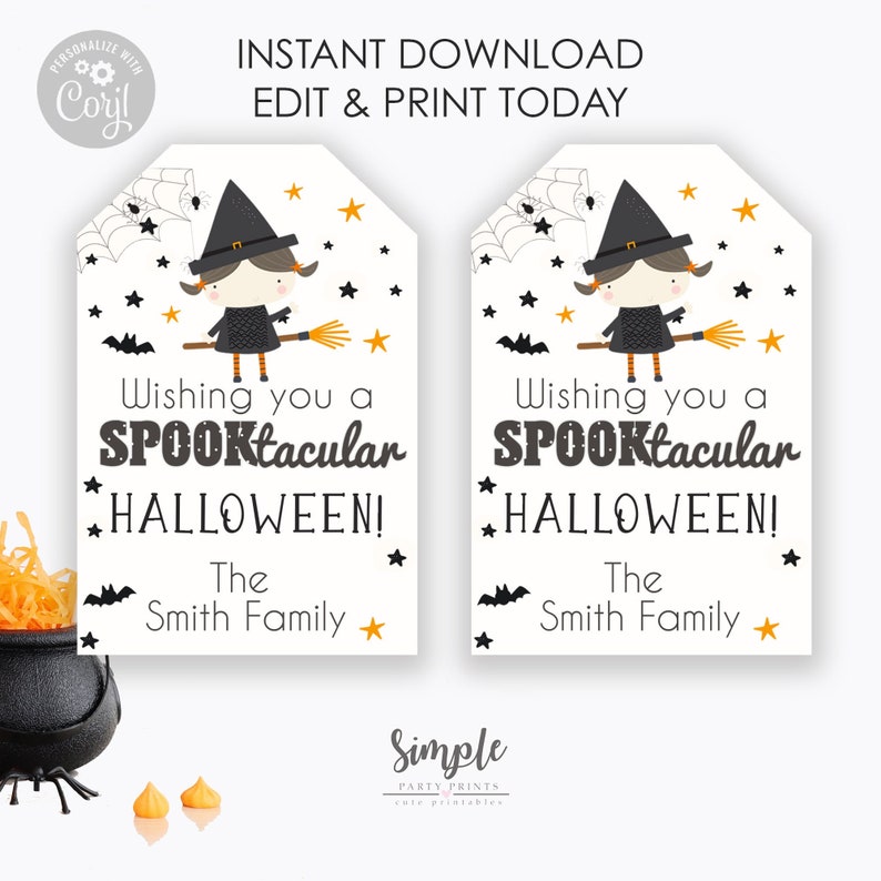 Op de afbeelding: Twee printbare Halloween-cadeauetiketten met een cartoonheks met een zwarte hoed en een bezem. De tekst op de etiketten luidt "Wishing you a SPOOKtacular HALLOWEEN! The Smith Family".