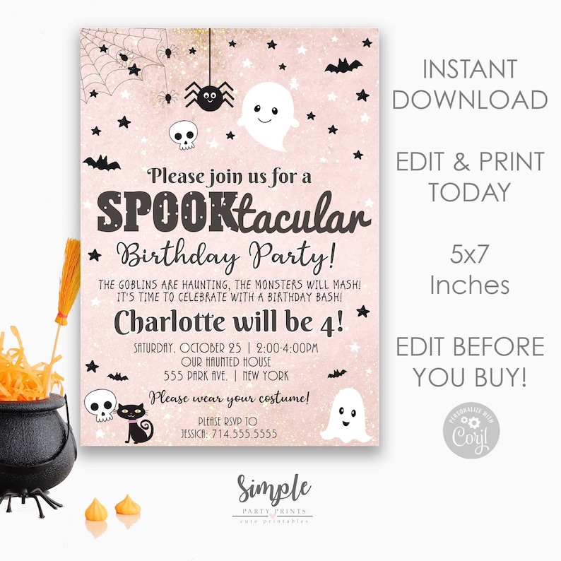 K&ouml;nnte beinhalten: Eine rosa und schwarze druckbare Einladung zu einer Spooktacular Geburtstagsparty. Die Einladung zeigt ein Gespenst, eine Spinne und Flederm&auml;use. Der Text lautet "Please join us for a Spooktacular Birthday Party! The goblins are haunting, the monsters will mash! It's time to celebrate with a birthday bash! Charlotte will be 4! Saturday, October 25 | 2:00-4:00PM Our Haunted House 555 Park Ave. | New York Please wear your costume! Please RSVP to Jessica: 714.555.5555"