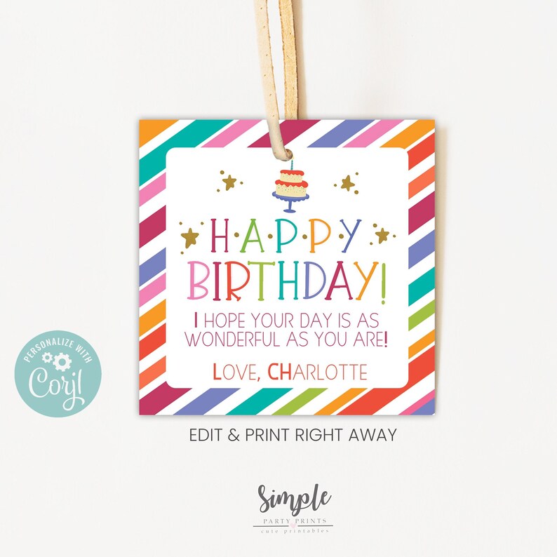 Op de afbeelding: Een kleurrijk printbaar verjaardagscadeau-label met een gestreepte achtergrond en een taartillustratie. De tekst luidt "HAPPY BIRTHDAY! Ik hoop dat je dag net zo geweldig is als jij! LIEFDE, CHARLOTTE. BEWERKEN & DIRECT PRINTEN."