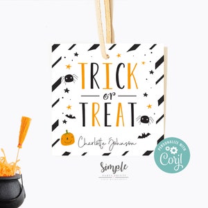 Könnte beinhalten: Schwarzer und weißer gestreifter Halloween-Süßigkeitentaschenanhänger mit orangefarbenen und schwarzen Spinnen- und Kürbisillustrationen. Der Text lautet "Trick or Treat" mit einem personalisierten Namen "Charlotte Johnson" und einem "Simple Party Prints" Logo.