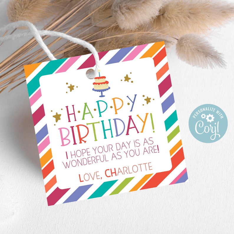 Op de afbeelding: Een kleurrijk cadeau-etiket met een gestreepte rand en de tekst "HAPPY BIRTHDAY! I HOPE YOUR DAY IS AS WONDERFUL AS YOU ARE! LOVE, CHARLOTTE".