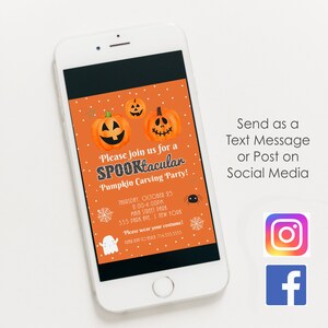 Pu&ograve; includere: Un invito digitale per una festa di intaglio di zucche. L'invito presenta tre zucche arancioni con facce di jack-o'-lantern, un ragno e un fantasma. Il testo dell'invito recita "Unisciti a noi per una festa SPOOKtacular di intaglio di zucche!" e include la data, l'ora e il luogo della festa. L'invito include anche istruzioni per inviare l'invito come messaggio di testo o pubblicarlo sui social media. L'invito &egrave; visualizzato sullo schermo di uno smartphone.