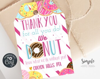 Könnte beinhalten: Rosa-weiß gestreiftes Dankeschön-Etikett mit Donut-Motiv. Das Etikett lautet "Vielen Dank für alles, was du tust! Wir wissen nicht, was wir ohne dich tun würden!" und "Canyon Hills PTA".
