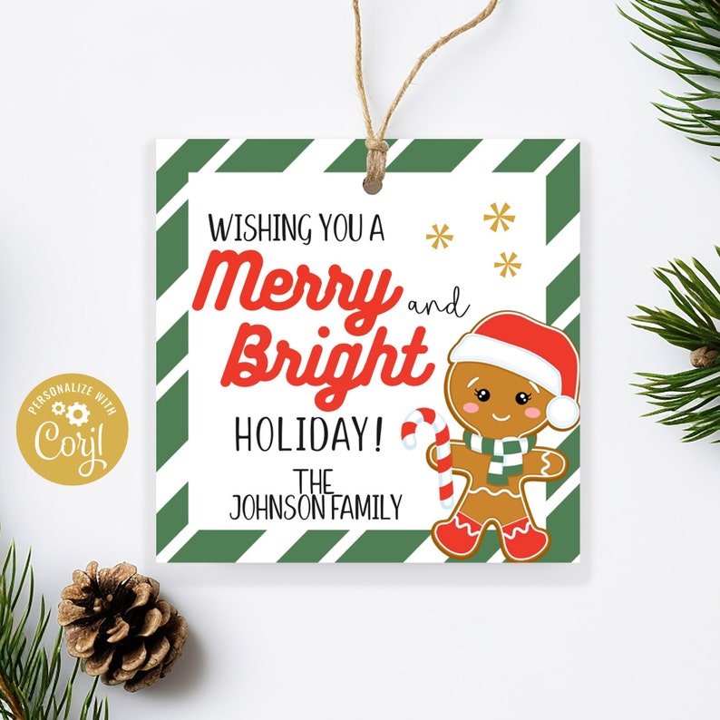 Puede incluir: Etiqueta de regalo a rayas verdes y blancas con una ilustraci&oacute;n de un hombre de jengibre. La etiqueta dice "Wishing you a Merry and Bright Holiday! The Johnson Family".