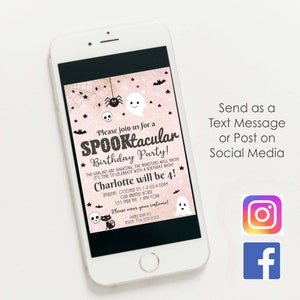 K&ouml;nnte beinhalten: Eine digitale Einladung in Pink und Schwarz f&uuml;r eine Spooktacular Geburtstagsparty f&uuml;r Charlotte, die 4 Jahre alt wird. Die Einladung zeigt ein Gespenst, eine Spinne und Flederm&auml;use. Der Text lautet: "Bitte schlie&szlig;en Sie sich uns zu einer Spooktacular Geburtstagsparty an! Die Kobolde spuken, die Monster werden zermalmen! Es ist Zeit zu feiern mit einem Geburtstags-Bash! Charlotte wird 4! Samstag, 25. Oktober | 14:00-16:00 Uhr Unser Spukhaus 555 Park Ave | New York Bitte tragen Sie Ihr Kost&uuml;m! RSVP 714.555.5555"