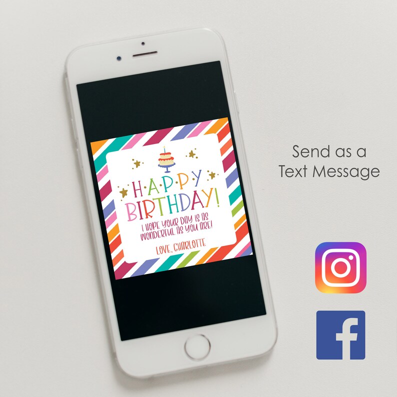 Op de afbeelding: Een kleurrijke digitale verjaardagskaart met een gestreepte achtergrond en een taart met kaarsen. De kaart zegt "HAPPY BIRTHDAY! Ik hoop dat je dag net zo geweldig is als jij! LIEFDE, CHARLOTTE".