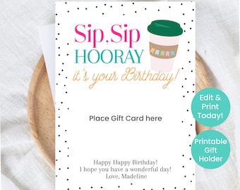 Pode incluir: Porta-cartão de presente imprimível com fundo de bolinhas pretas e brancas. O porta-cartão apresenta uma xícara de café de desenho animado com o texto "Sip, Sip HOORAY it's your Birthday!" em letras coloridas. Os textos "Edit & Print Today!" e "Printable Gift Holder" também estão incluídos.