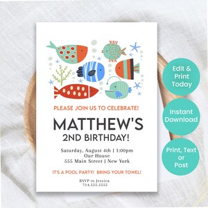 Peut inclure: Une invitation d'anniversaire bleue et orange avec une illustration de poissons color&eacute;s en dessin anim&eacute;. L'invitation est pour le 2&egrave;me anniversaire de Matthew. Le texte indique "Veuillez vous joindre &agrave; nous pour c&eacute;l&eacute;brer ! Le 2&egrave;me anniversaire de Matthew ! Samedi 4 ao&ucirc;t | 13h00 Notre maison 555 Main Street | New York C'est une f&ecirc;te &agrave; la piscine ! Apportez votre serviette ! RSVP &agrave; Jessica 714.555.5555"