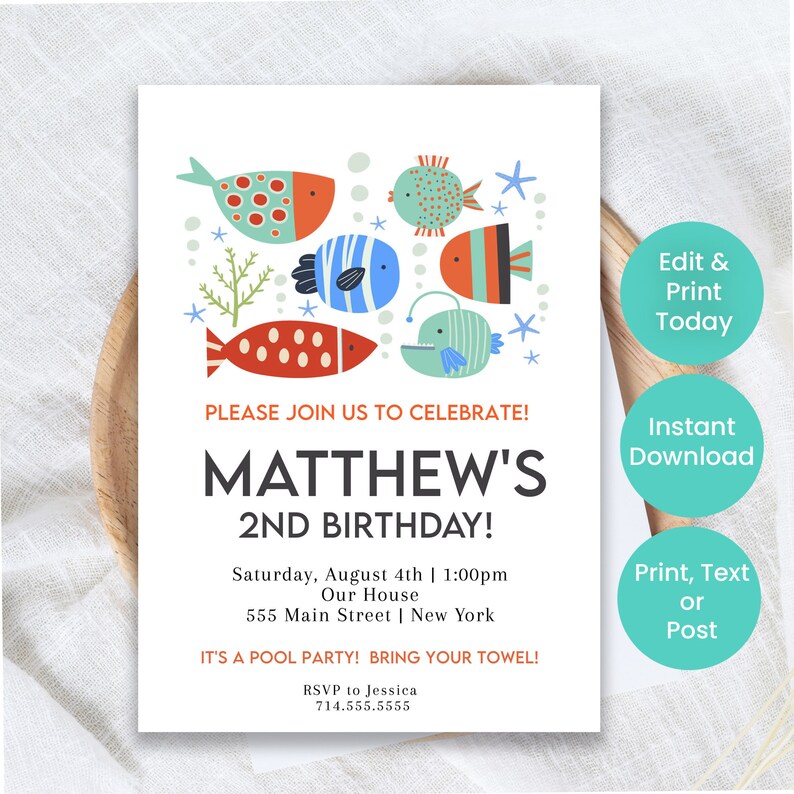 Peut inclure: Une invitation d'anniversaire bleue et orange avec une illustration de poissons color&eacute;s en dessin anim&eacute;. L'invitation est pour le 2&egrave;me anniversaire de Matthew. Le texte indique "Veuillez vous joindre &agrave; nous pour c&eacute;l&eacute;brer ! Le 2&egrave;me anniversaire de Matthew ! Samedi 4 ao&ucirc;t | 13h00 Notre maison 555 Main Street | New York C'est une f&ecirc;te &agrave; la piscine ! Apportez votre serviette ! RSVP &agrave; Jessica 714.555.5555"