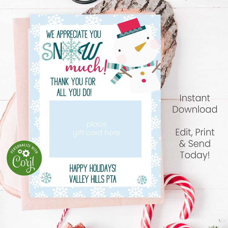 Op de afbeelding: Een blauwe en witte printbare cadeaukaart sjabloon met een sneeuwpop illustratie. De tekst luidt "We appreciate you snow much! Thank you for all you do!" en "Happy Holidays! Valley Hills PTA".