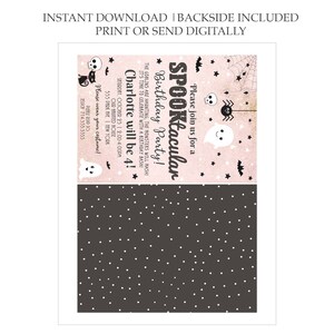 K&ouml;nnte beinhalten: Rosa-schwarze druckbare Einladung zu einer Spooktacular Geburtstagsparty. Die Einladung zeigt ein Gespenst, Flederm&auml;use, Spinnen und Sterne. Der Text lautet: "Bitte schlie&szlig;en Sie sich uns zu einer Spooktacular Geburtstagsparty an! Die Kobolde spuken, die Monster werden zermalmen! Es ist Zeit zu feiern mit einem Geburtstags-Bash! Charlotte wird 4! Samstag, 25. Oktober | 14:00-16:00 Uhr Unser Spukhaus 555 Park Ave. New York Bitte tragen Sie Ihr Kost&uuml;m! Bitte melden Sie sich bei Jessica: 714.555.5555"