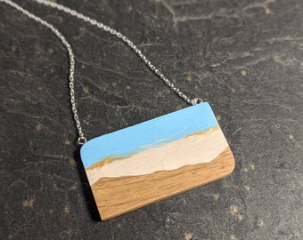 Blue Sky handgeschilderde hanger - ketting gemaakt van gerecycled en duurzaam hout - kunstsieraden geïnspireerd door de lente