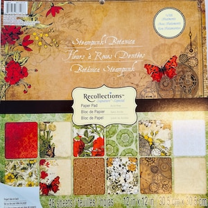 Puede incluir: Un bloc de papel Recollections de 30,5 cm por 30,5 cm titulado Steampunk Botanica. La portada presenta un fondo beige con flores rojas, una mariposa y engranajes de reloj. La sección inferior muestra 10 muestras cuadradas de las 48 hojas.