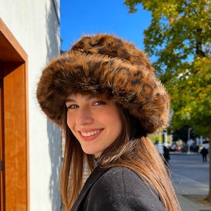 Lyxig leopardmönstrad keps i fuskpäls - Lyxig fuskpälsmössa unisex | Mysig och modern vintergåva för kvinnor | Varm och fluffig snömössa