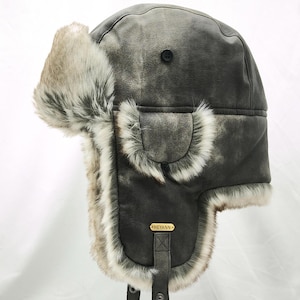 Chapeau de trappeur avec une texture de cuir unique dans les modèles classiques, des souvenirs d'hiver uniques