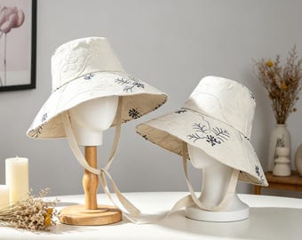 Ręcznie haftowany kapelusz typu bucket hat z kwiatowym wzorem, kapelusz przeciwsłoneczny z lnu i bawełny, letni kapelusz z szerokim rondem, regulowany pasek pod brodą, beżowy kapelusz plażowy z kwiatowym wzorem