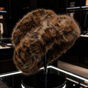 Lyxig leopardmönstrad keps i fuskpäls - Lyxig fuskpälsmössa unisex | Mysig och modern vintergåva för kvinnor | Varm och fluffig snömössa