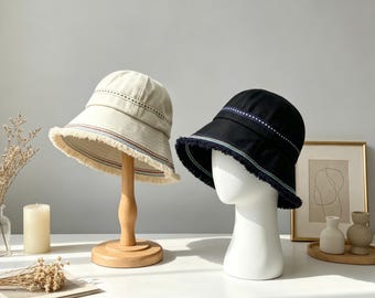 Kapelusz typu bucket hat z frędzlami w stylu boho dla kobiet, kapelusz przeciwsłoneczny z szerokim rondem i kolorowymi przeszyciami, składana bawełniana letnia czapka rybaka, z paskiem przeciwwietrznym