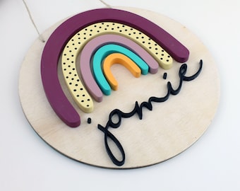 30cm rond houten kindernaambord, gepersonaliseerd cadeau, regenboog kinderkamer muur decor, kinderkamer naam bord, naam aankondiging plaquette, Boho Rainbow