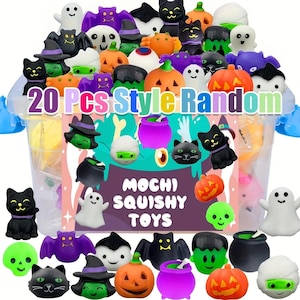 Op de afbeelding: Een verzameling van 20 diverse Halloween-thema mochi squishy speelgoed in een doorzichtige container. De speelgoedjes bevatten geesten, vleermuizen, pompoenen, katten en heksen. De tekst "20 Pcs Style Random" en "Mochi Squishy Toys" zijn zichtbaar.