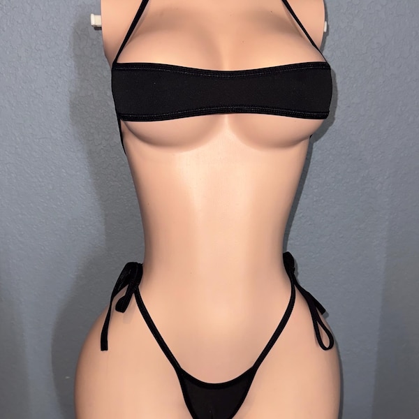 Bikini clásico de banda estrecha en color negro con lazos laterales.
