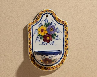 Salero de pared de loza portuguesa pintada a mano – Salero colgante de cerámica / Mini jarrón decorativo