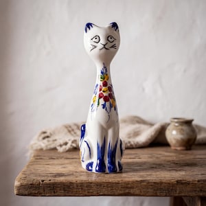 Handmålad kattfigur i keramik – Portugisisk fajans – Dekorativ kattstaty – Handgjord gåva från Portugal