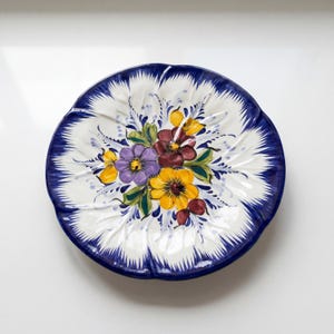 Prato de faiança portuguesa pintado à mão – Prato de jantar de cerâmica floral de 26 cm – Coleção de flores de Portugal
