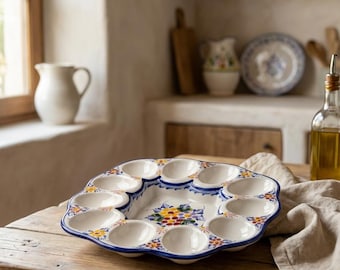 Huevera de cerámica portuguesa pintada a mano: Bandeja rústica con diseño floral