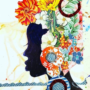 Könnte beinhalten: Eine schwarze Silhouette eines Gesichts mit einem bunten Blumenarrangement auf dem Kopf. Die Blumen umfassen rote, gelbe, weiße und orangefarbene Blüten. Der Hintergrund ist hellgelb mit einem blau-weißen Streifenmuster am unteren Rand.