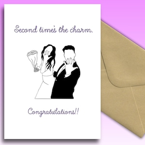 Pode incluir: Um cartão branco com uma ilustração a preto e branco de um casal, um buquê e o texto "Second times the charm. Congratulations!!" ao lado de um envelope castanho.