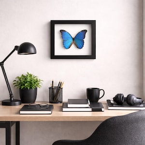 Puede incluir: Un juego de tres tazas de cerámica con un acabado mate moteado. Las tazas son de color crema, gris claro y gris oscuro. Cada taza tiene un diseño simple y minimalista.