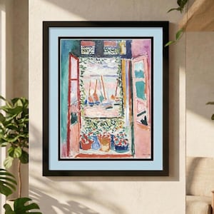 Puede incluir: Una impresión artística enmarcada de una pintura colorida que representa una ventana con vistas a un puerto con veleros. La obra de arte presenta tonos vibrantes de rosa, azul, verde y rojo, con plantas en macetas en primer plano. El marco es negro y el paspartú azul claro.