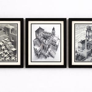 Puede incluir: Tres grabados arquitectónicos en blanco y negro enmarcados. Los grabados representan estructuras imposibles al estilo Escher, cada uno enmarcado con un borde negro y un passe-partout blanco. La obra de arte se exhibe contra una pared blanca.