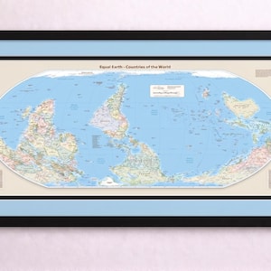 Puede incluir: Mapa del mundo enmarcado, titulado "Equal Earth - Countries of the World". El mapa está en un marco negro con un passe-partout azul claro. El mapa muestra los continentes y países en varios colores sobre un fondo azul océano.