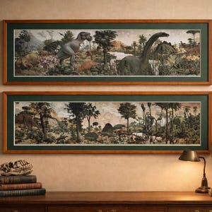 Puede incluir: Dos impresiones enmarcadas de paisajes de dinosaurios con borde verde y marco de madera. La impresión superior presenta un Tyrannosaurus Rex y un Brachiosaurus. La impresión inferior muestra varios dinosaurios.